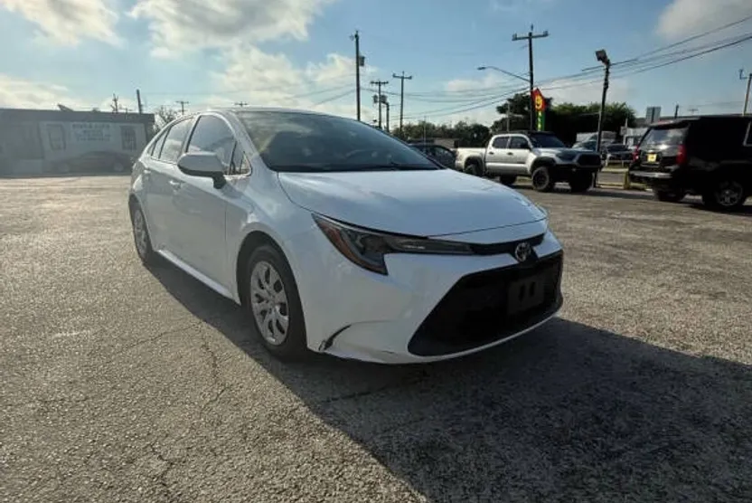 2022 Toyota Corolla LE photo 1