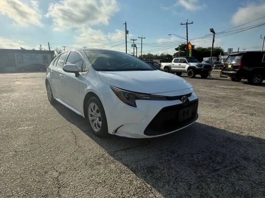 2022 Toyota Corolla LE photo 1