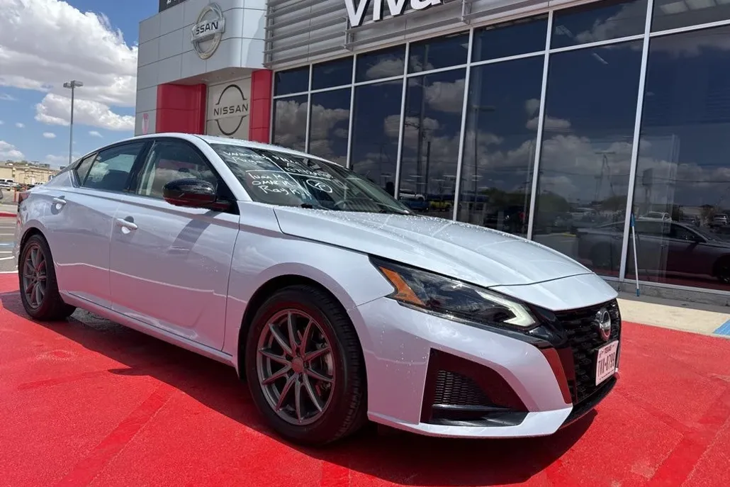 2024 Nissan Altima SR photo 1