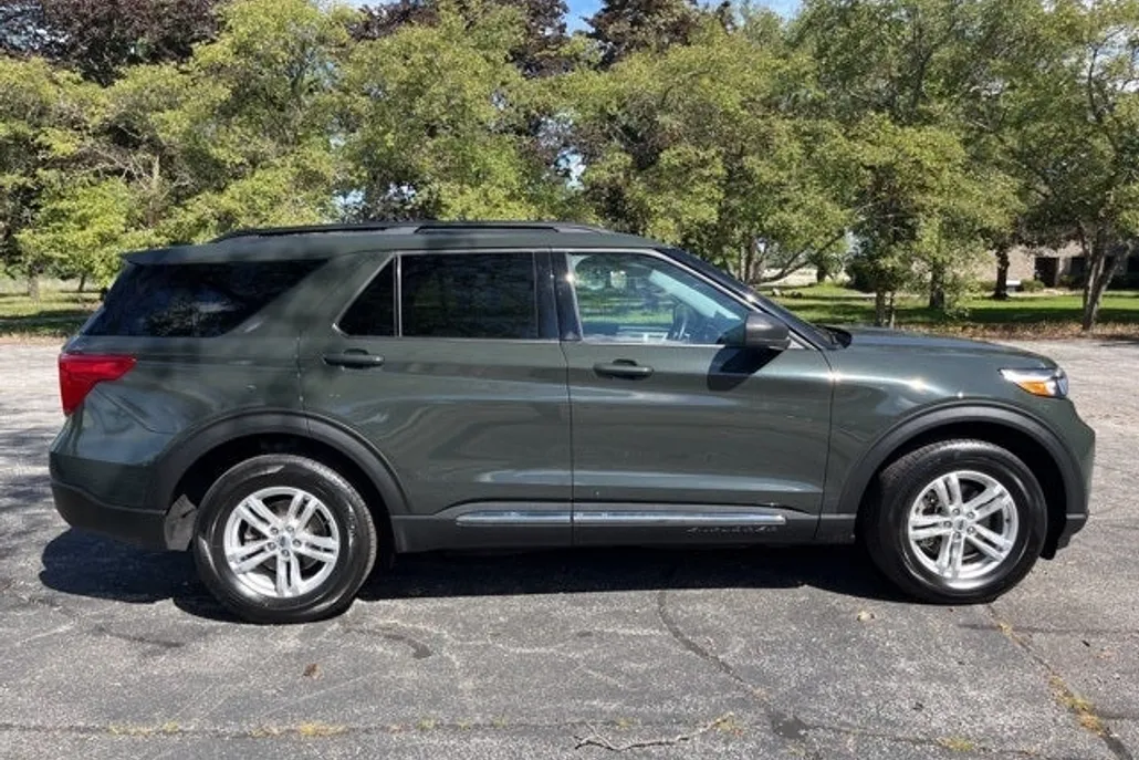 2023 Ford Explorer XLT photo 1