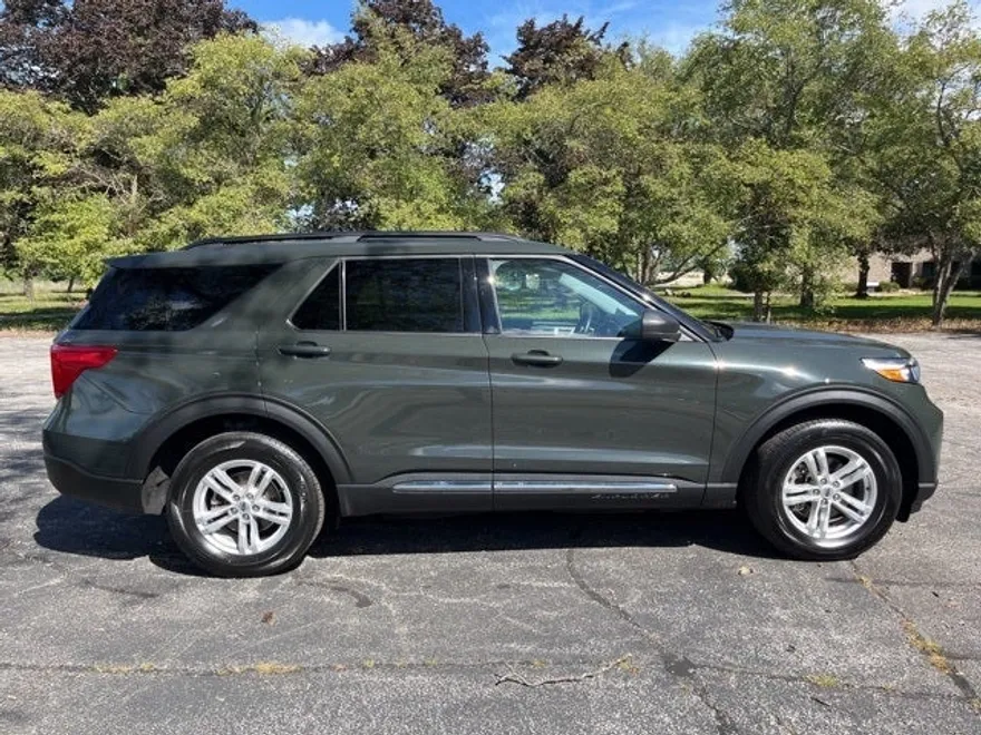 2023 Ford Explorer XLT photo 1