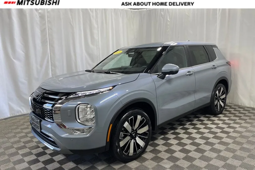 2025 Mitsubishi Outlander SE photo 1