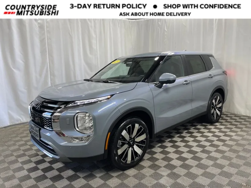 2025 Mitsubishi Outlander SE photo 1