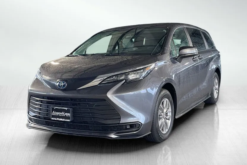 2025 Toyota Sienna LE photo 1