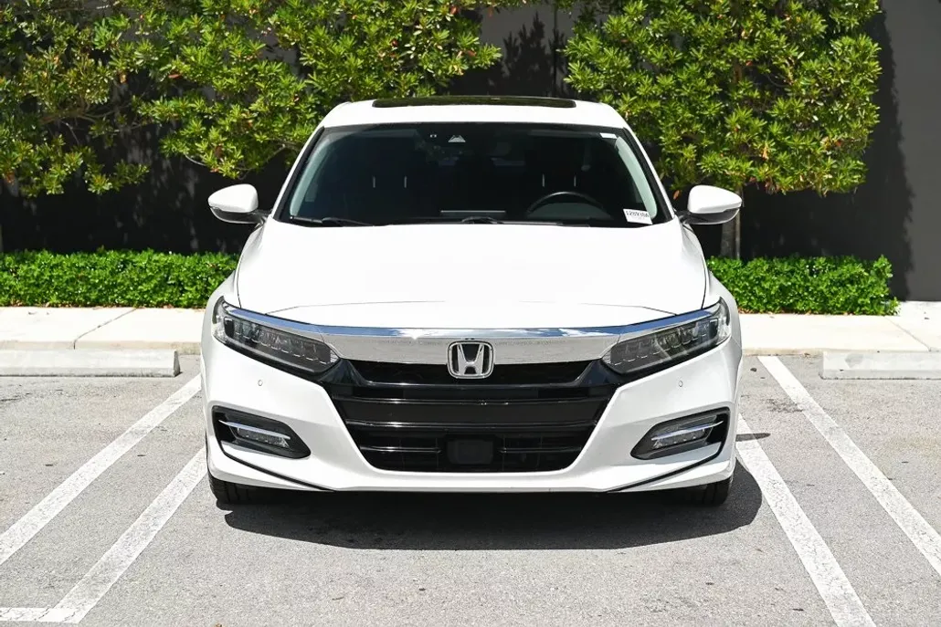 2019 Honda Accord Hybrid Touring photo 1