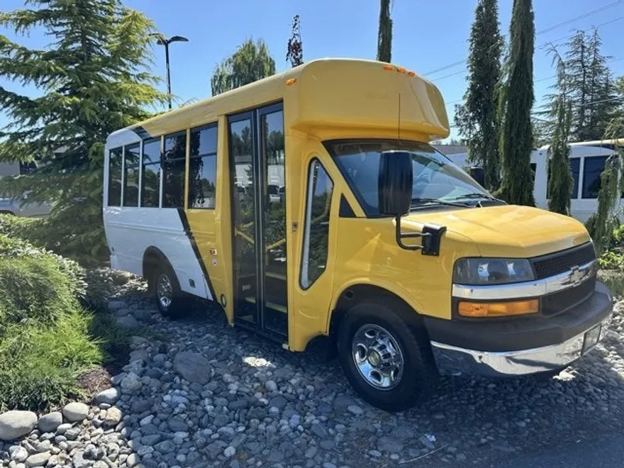 2014 Chevrolet Express Cutaway LS photo 1
