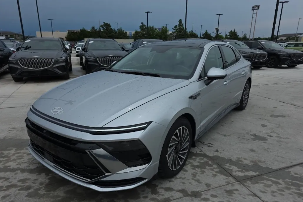 2025 Hyundai Sonata Hybrid Limited photo 1