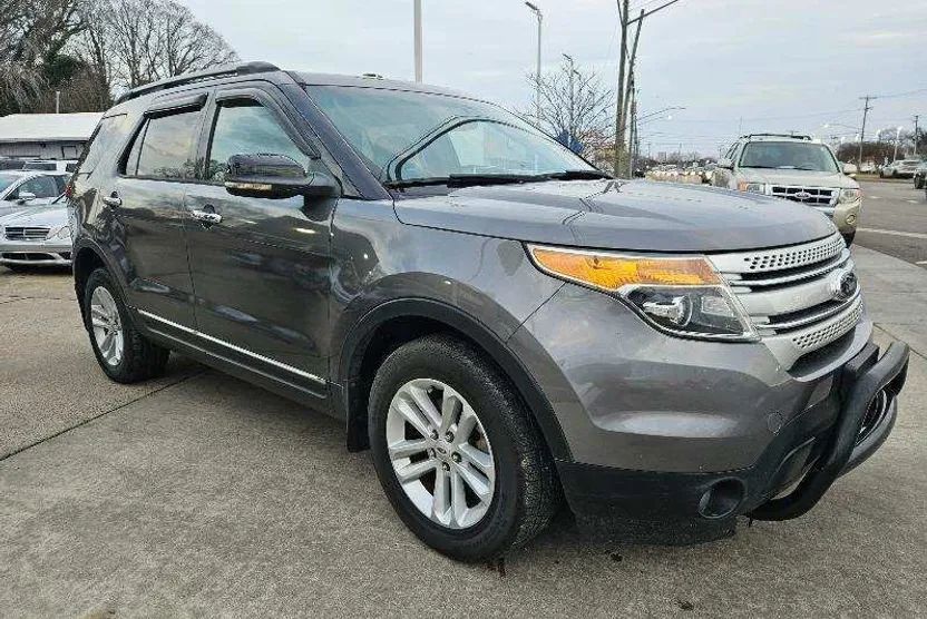 2013 Ford Explorer XLT photo 1