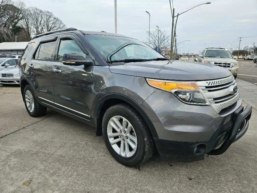2013 Ford Explorer XLT photo 1
