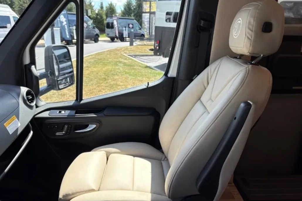 2025 Mercedes Benz Sprinter 4500 photo 1