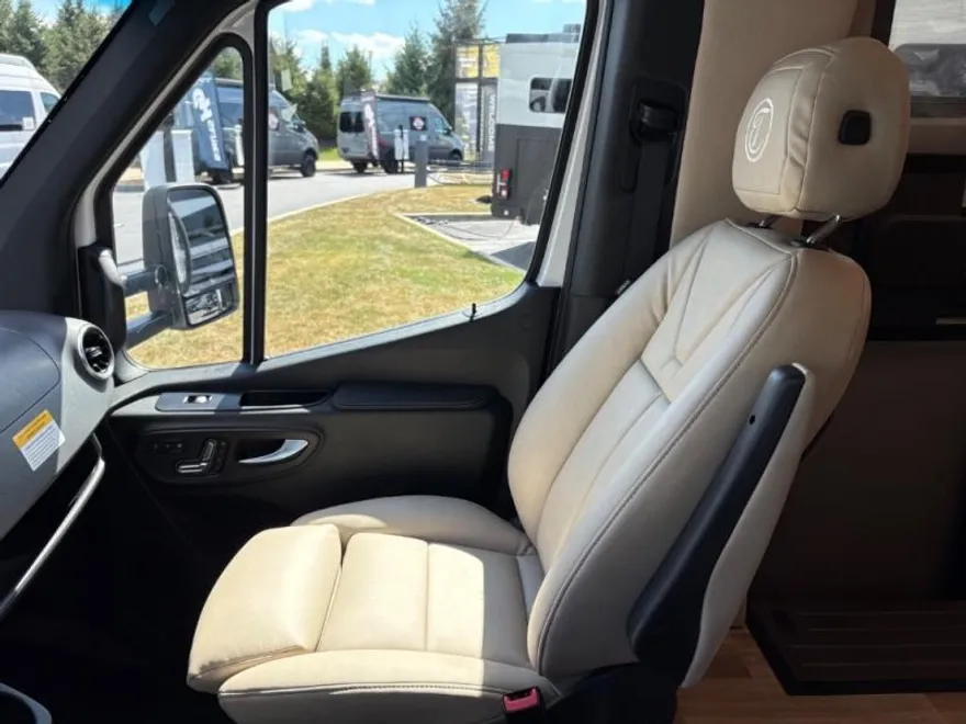 2025 Mercedes Benz Sprinter 4500 photo 1