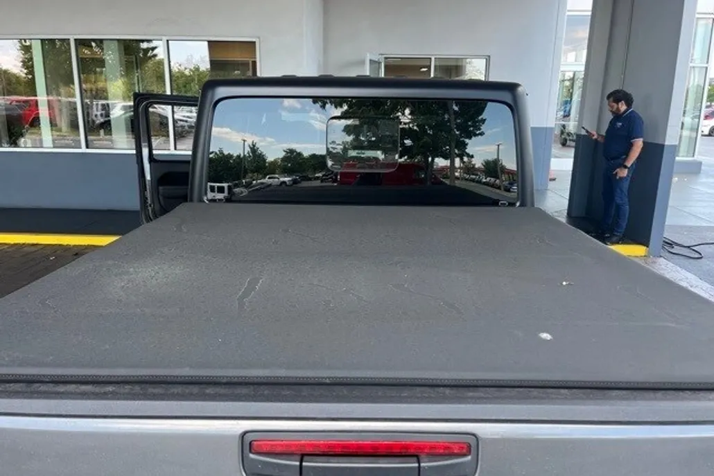 2025 Jeep Gladiator Sport S photo 1