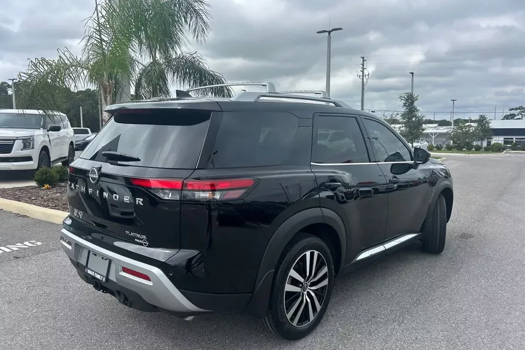 2025 Nissan Pathfinder Platinum photo 1