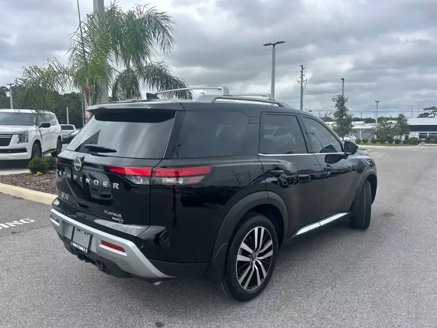 2025 Nissan Pathfinder Platinum photo 1
