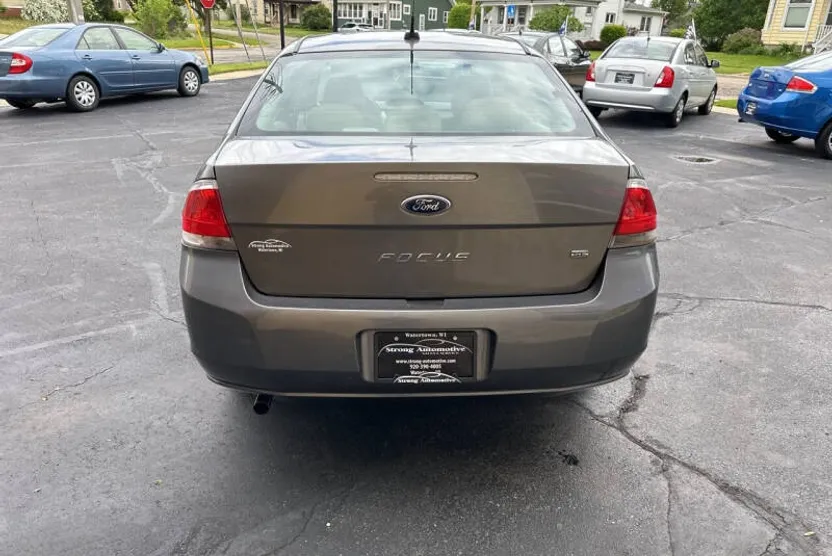 2010 Ford Focus SE photo 1