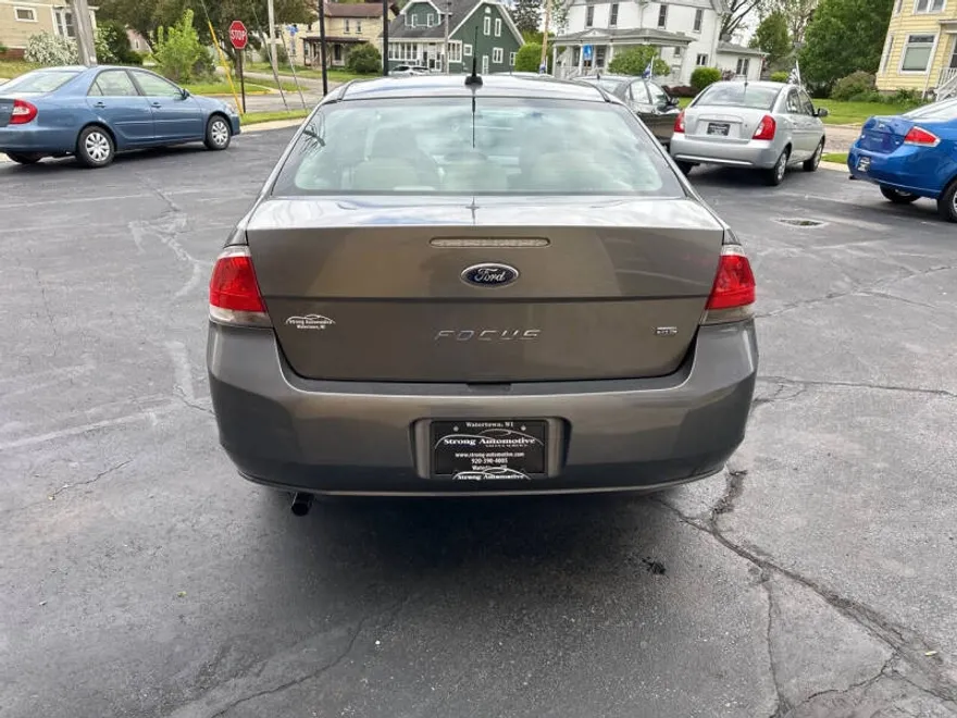 2010 Ford Focus SE photo 1
