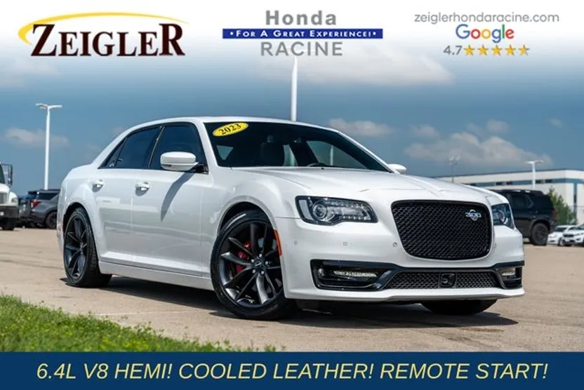 2023 Chrysler 300 C photo 1