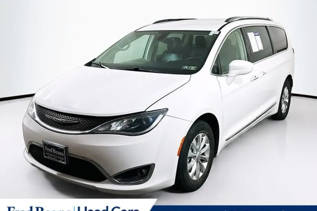 2019 Chrysler Pacifica Touring L photo 1