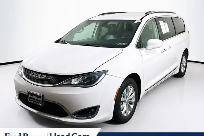 2019 Chrysler Pacifica Touring L photo 1
