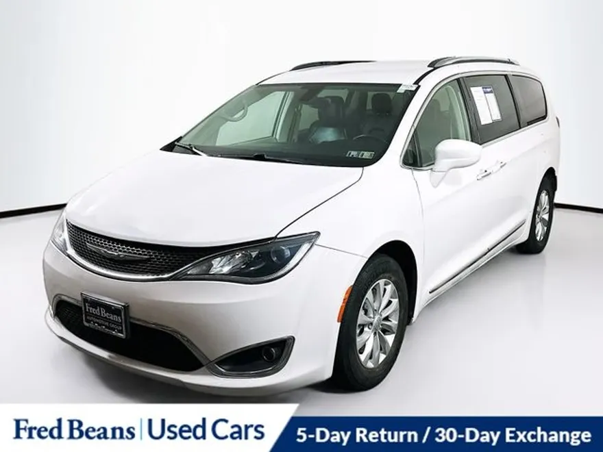 2019 Chrysler Pacifica Touring L photo 1