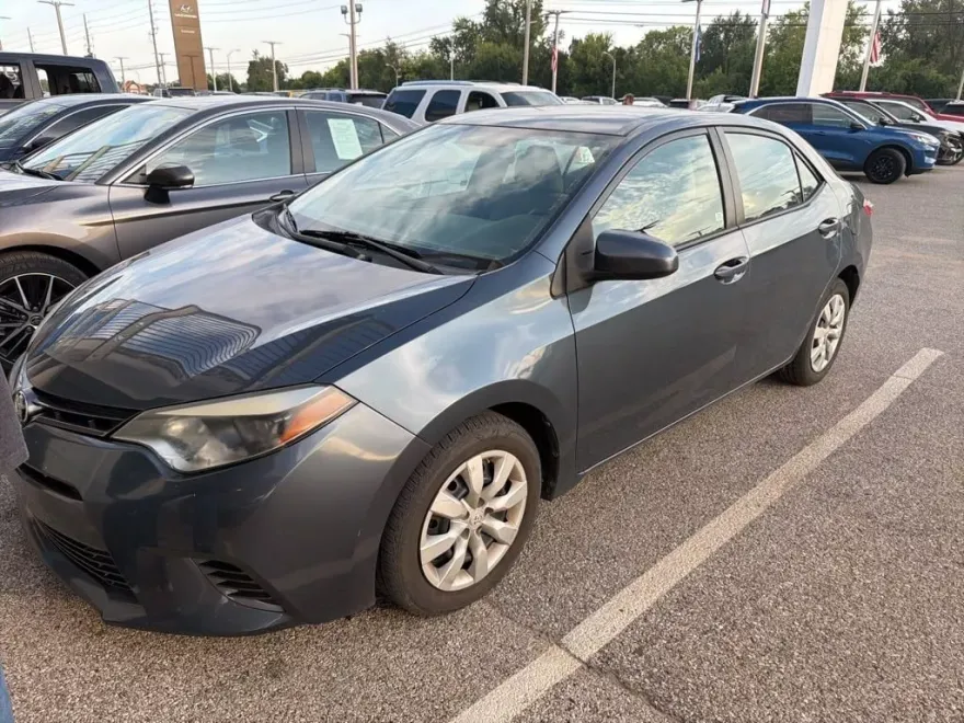 2015 Toyota Corolla LE photo 1