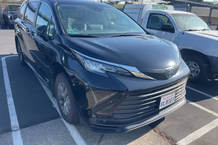 2021 Toyota Sienna LE photo 1