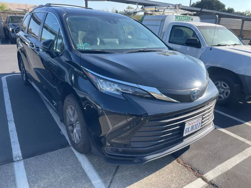 2021 Toyota Sienna LE photo 1