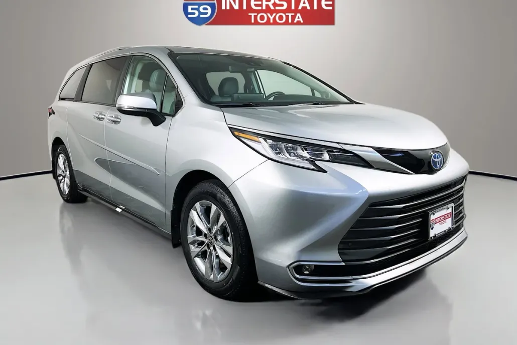 2024 Toyota Sienna Limited photo 1