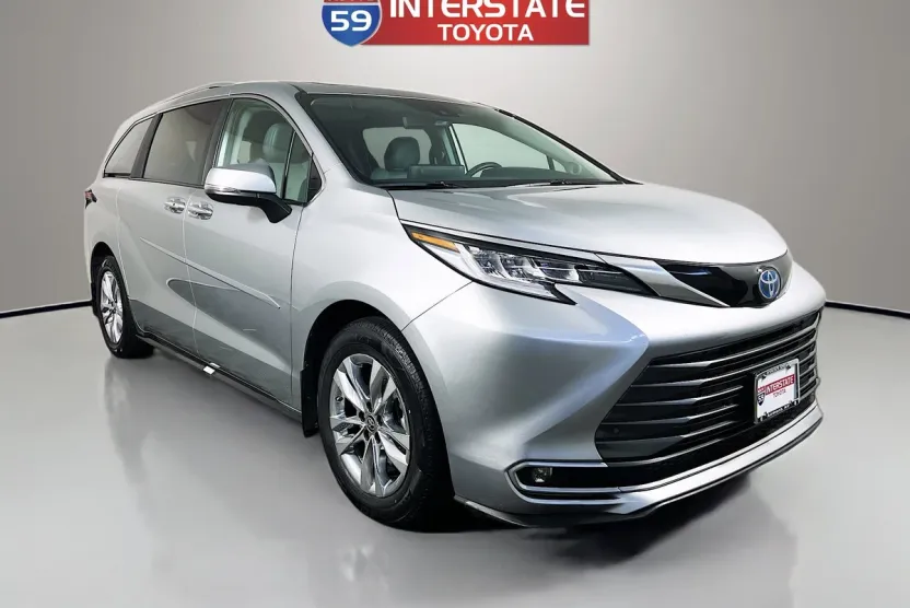 2024 Toyota Sienna Limited photo 1