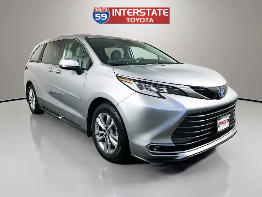 2024 Toyota Sienna Limited photo 1