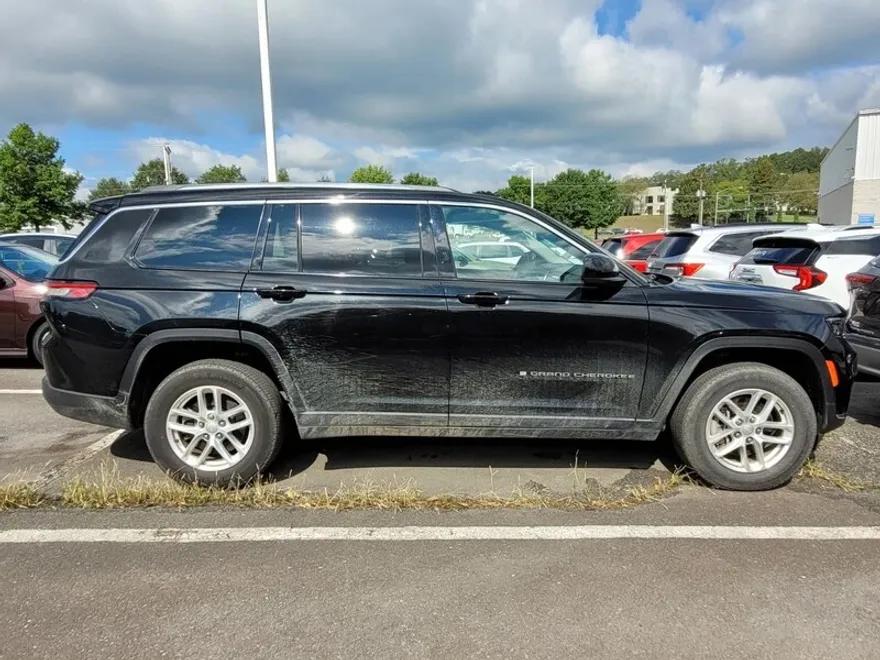 2023 Jeep Grand Cherokee Laredo photo 1