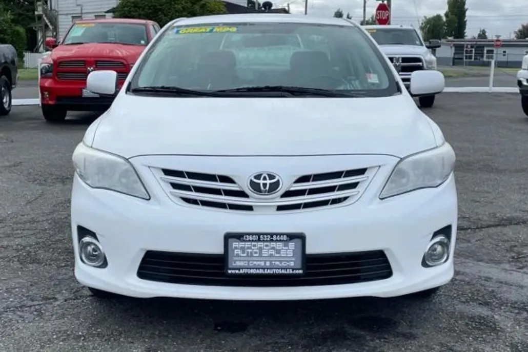 2013 Toyota Corolla LE photo 1