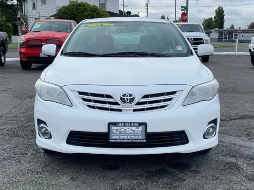 2013 Toyota Corolla LE photo 1