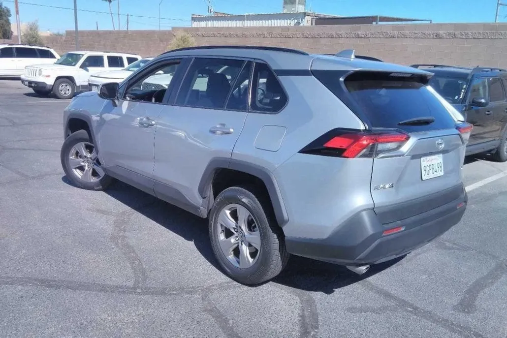 2023 Toyota RAV4 XLE photo 1