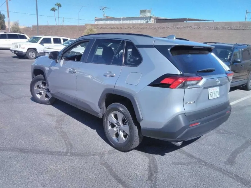 2023 Toyota RAV4 XLE photo 1