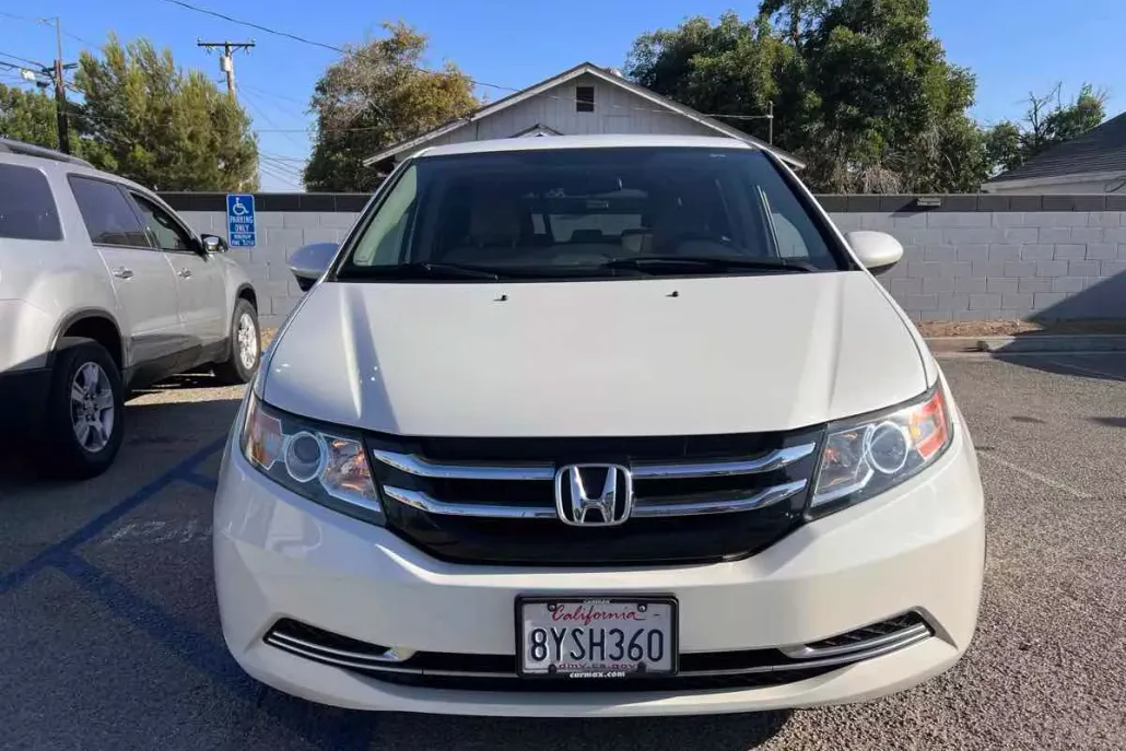 2016 Honda Odyssey SE photo 1