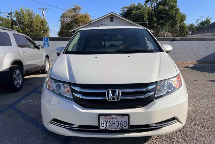 2016 Honda Odyssey SE photo 1