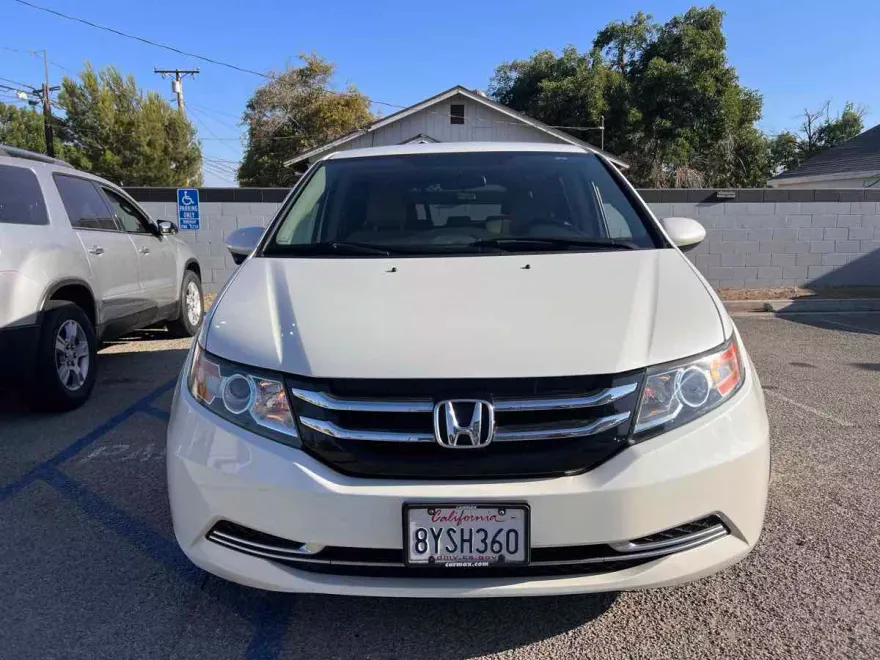 2016 Honda Odyssey SE photo 1