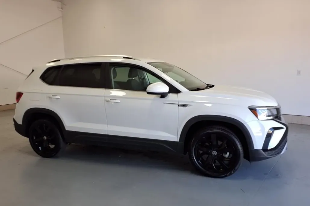 2022 Volkswagen Taos SE photo 1
