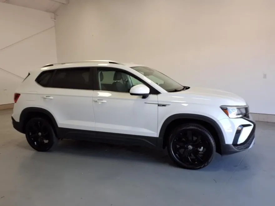 2022 Volkswagen Taos SE photo 1