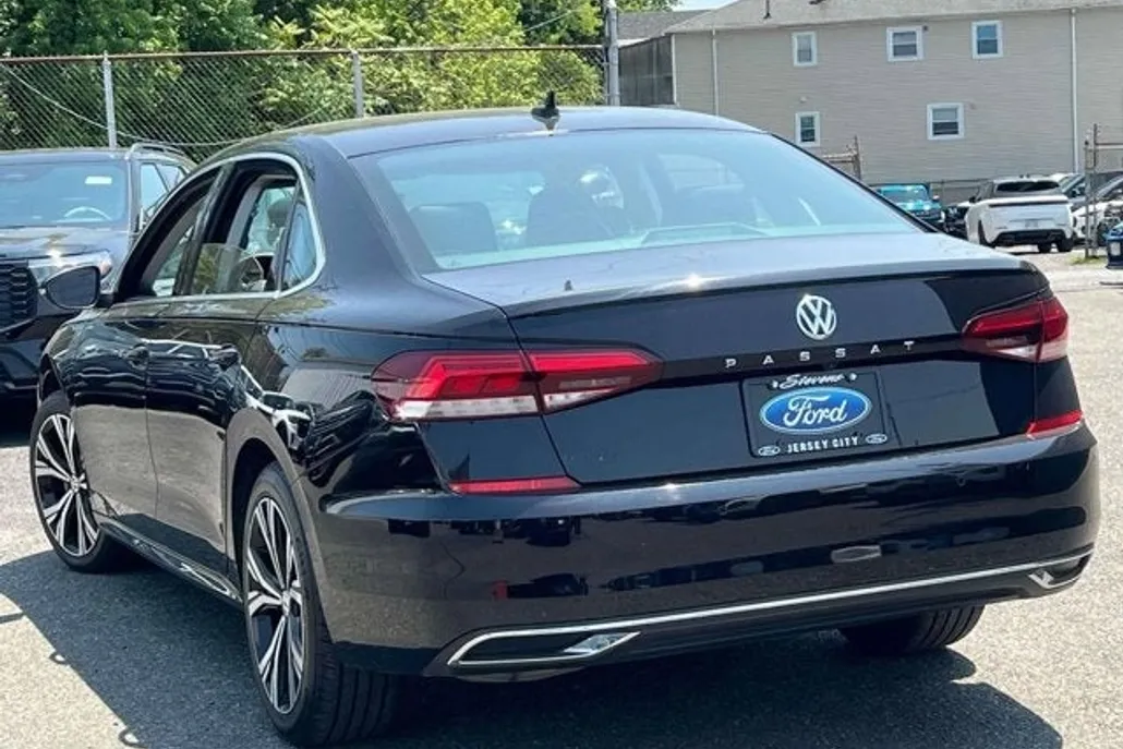 2020 Volkswagen Passat 2.0T SEL photo 1