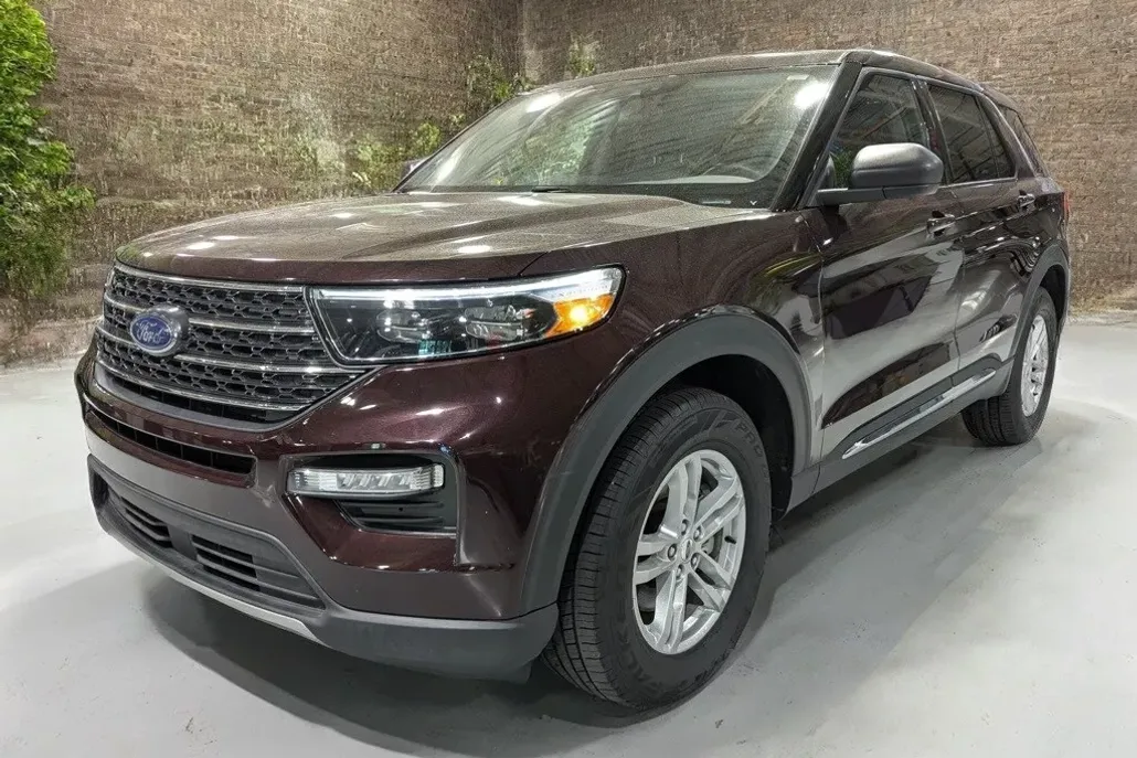 2023 Ford Explorer XLT photo 1