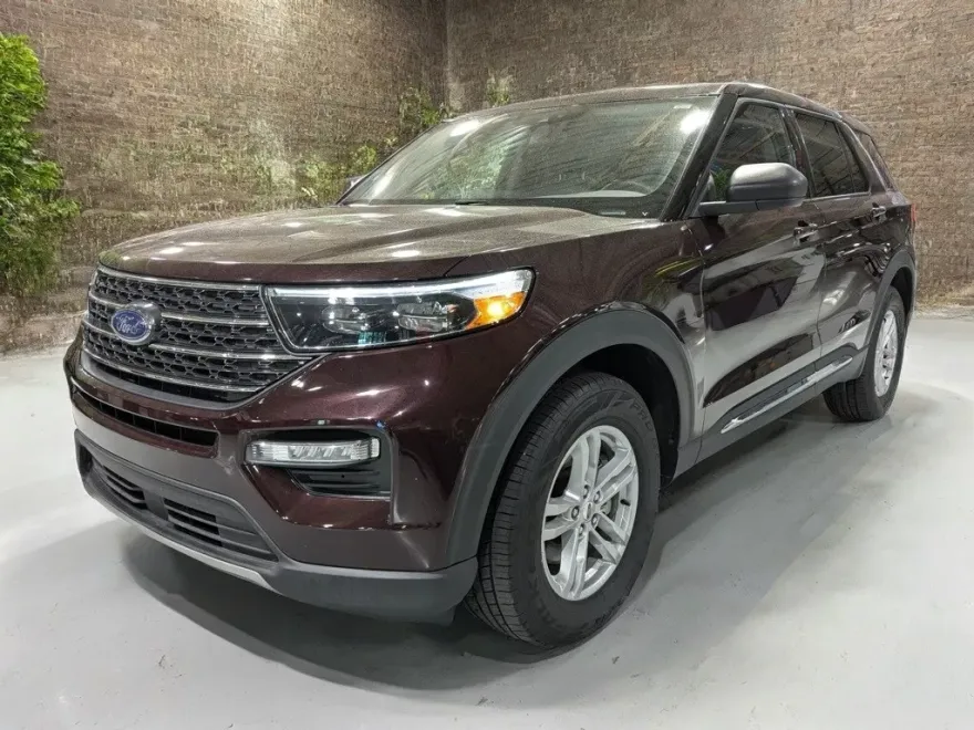 2023 Ford Explorer XLT photo 1