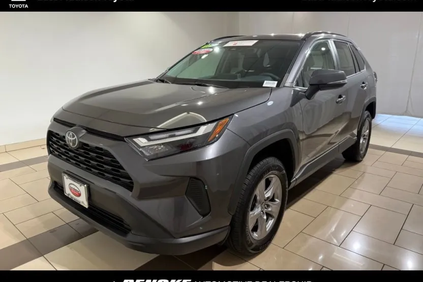 2023 Toyota RAV4 XLE photo 1