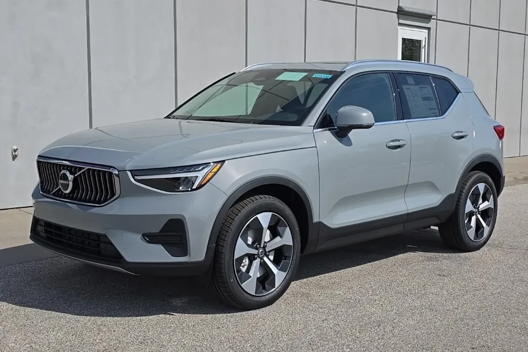 2025 Volvo XC40 AWD Core photo 1