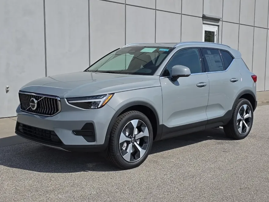 2025 Volvo XC40 AWD Core photo 1