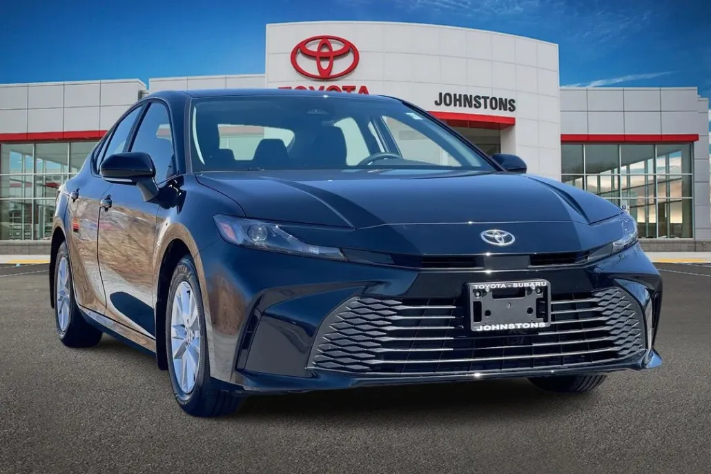 2025 Toyota Camry LE photo 1