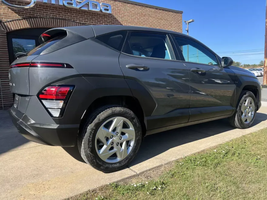 2024 Hyundai Kona SE photo 1