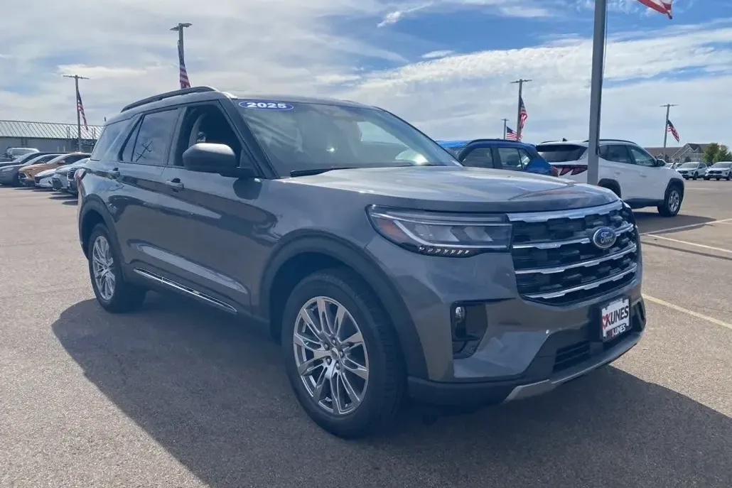 2025 Ford Explorer photo 1
