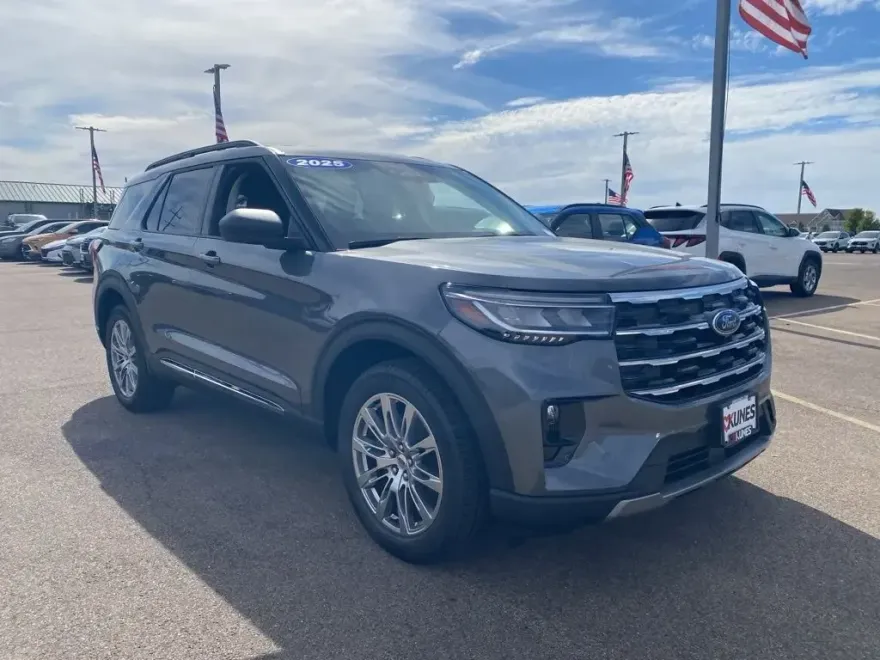 2025 Ford Explorer photo 1